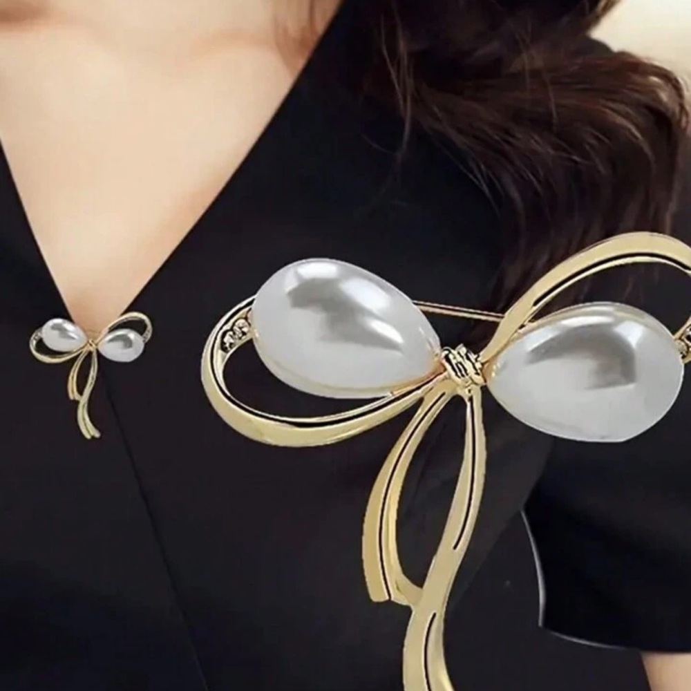 ⚪️💎⚪️ “GOLD BOW BROOCH” WITH PEARL AND CRYSTAL RHINESTONE ACCENTS❗️⚪️💎⚪️